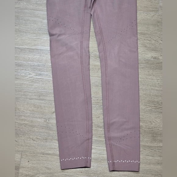 Lululemon Womans Tight Stuff Tight II Size 6 Light Purple-Violet - Picture 3 of 9